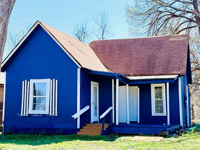 915 W Logan Ave #A & B — Photo 2