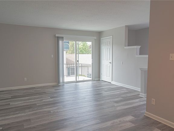 4th image of 916 Canterbury Ln #D