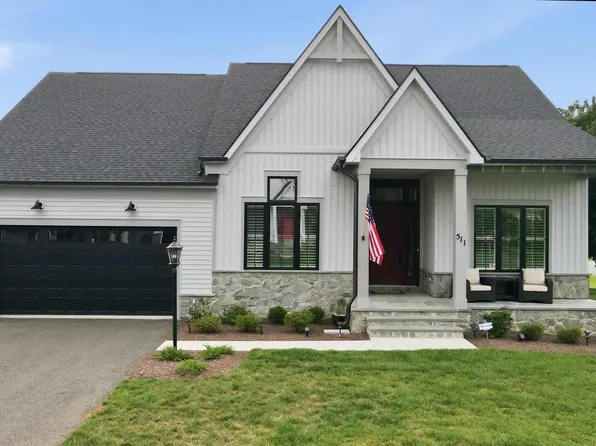 511 Shenandoah Crossing Dr, Charles Town, WV 25414