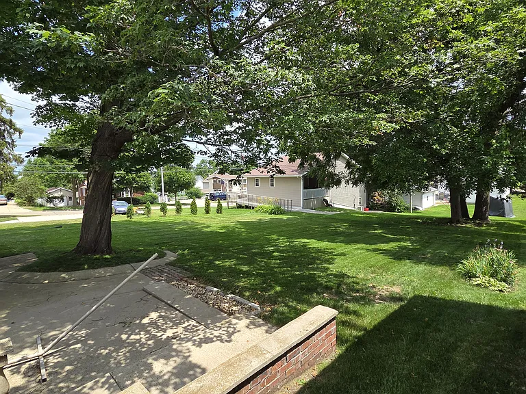 610 16th Ave — Photo 3