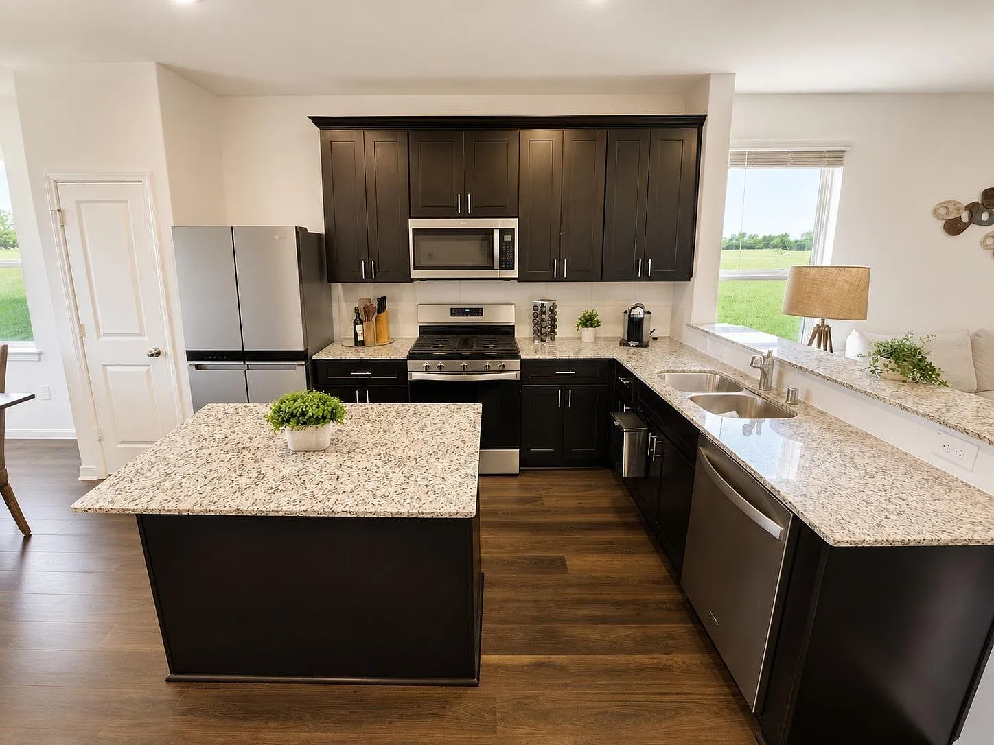 3 bed, 2.0 bath, 1510 sqft, $2,100 — Photo 2