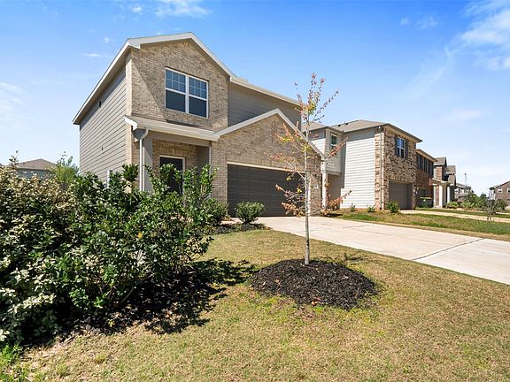 3rd image of 674 Amesbury Rd