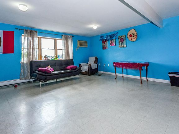 5th image of 7815 Metropolitan Ave
