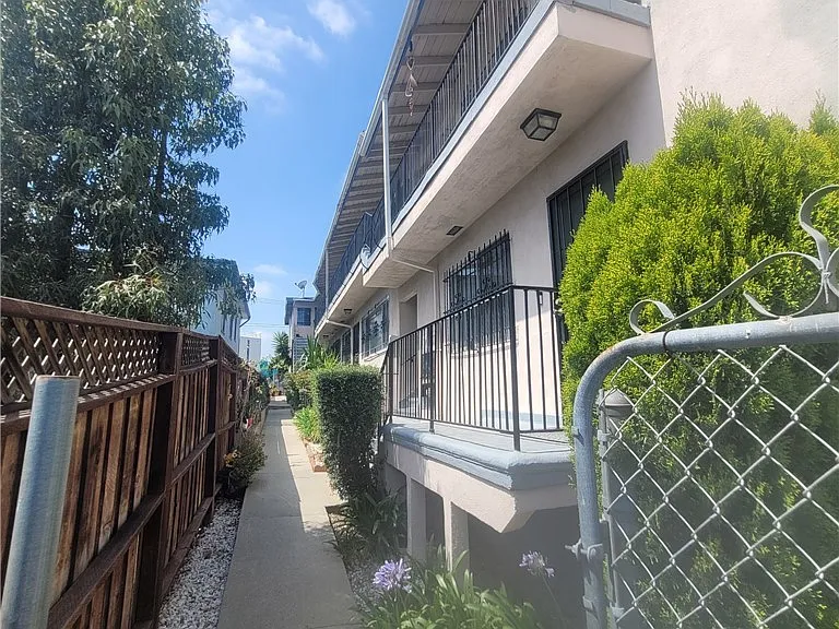 5621 Edgemar Ave — Photo 2