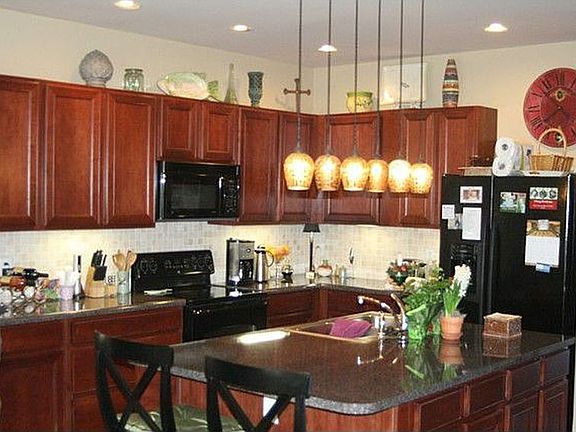 Kitchen w/Oversized Islan