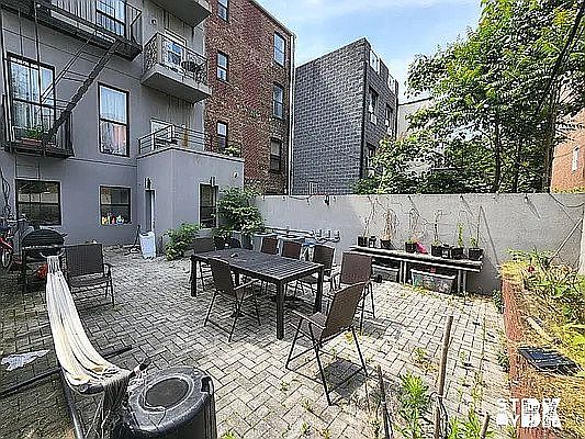 2nd image of 367 Franklin Ave APT 1