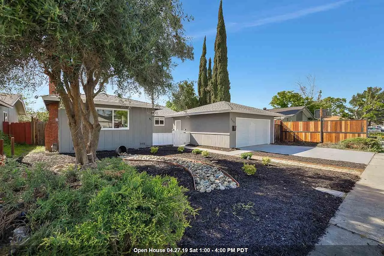 690 Falcon Way photo 1
