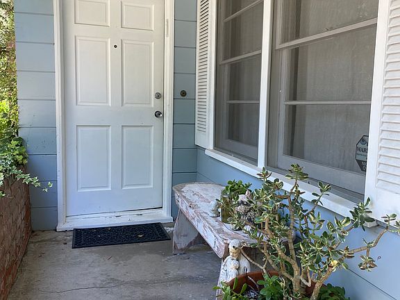 Entry way porch, front door