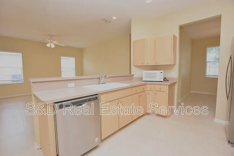 4 bed, 2.0 bath, 1859 sqft, $2,165 — Photo 3