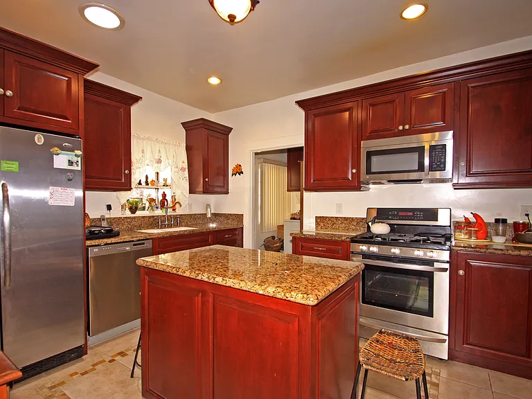 2320 S La Salle Ave — Photo 13