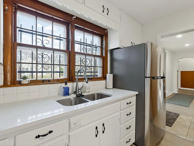 Kitchen - Brand new quartz countertop