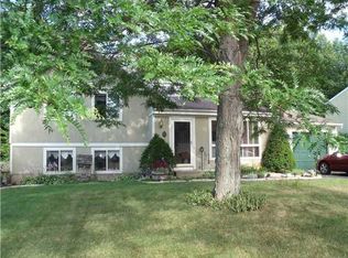 6 Thistlewood Ln, Spencerport, NY 14559