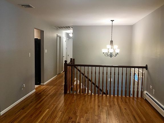 3rd image of 19 Appleblossom Ct
