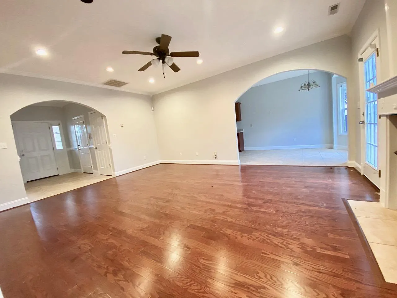 414 Raynor Dr — Photo 3