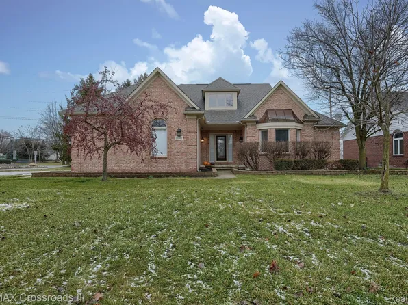 26562 Silver Creek Dr, Brownstown, MI 48134