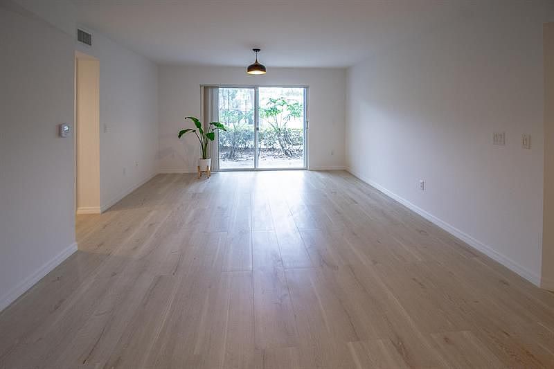 1st image of 1200 Crestwood Ct S APT 1204