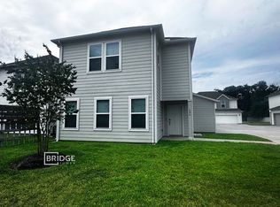 126 Pecan Ln, Lake Jackson, TX 77566