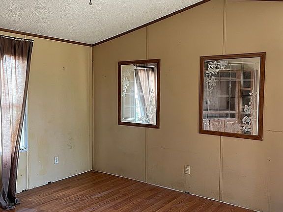 3rd image of 8802 Evergreen Ln