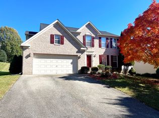 6912 Sourwood Ln, Fort Washington, MD 20744