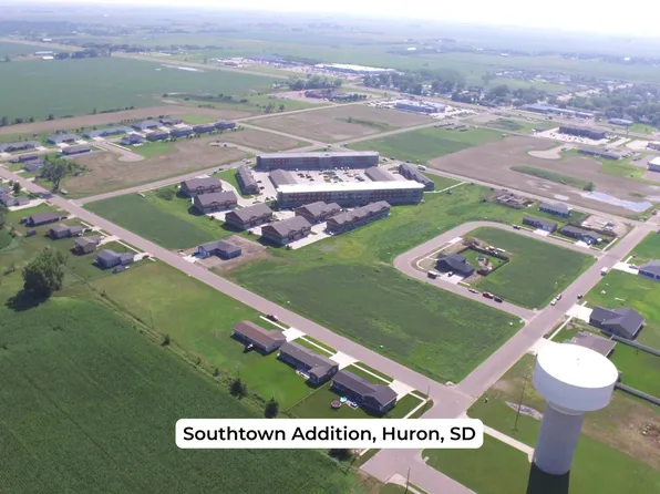2481 Fox Run Ct, Huron, SD 57350