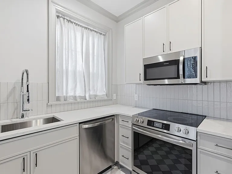 124 E McDonough St — Photo 68