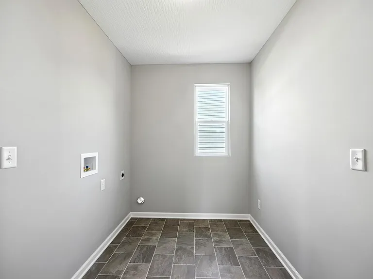 9440 Windsor Curv — Photo 36