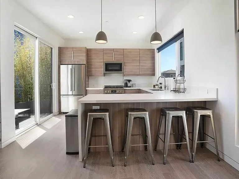 3235 Louise St — Photo 12