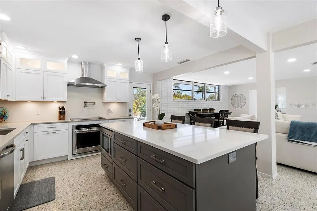 3 bed, 2.0 bath, 2152 sqft, $10,000 — Photo 4