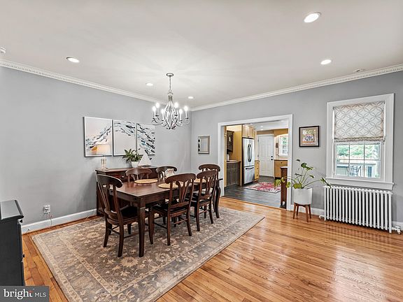 3rd image of 423 Queen St