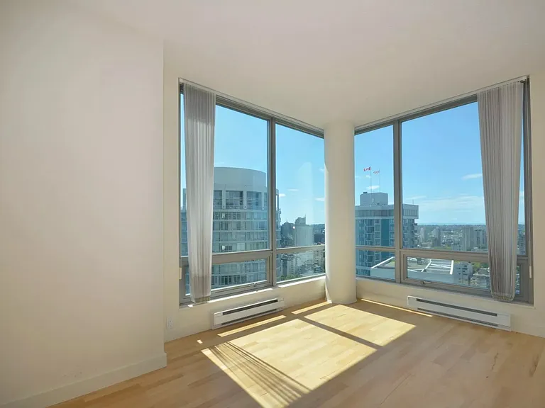 1288 Georgia St W — Photo 2