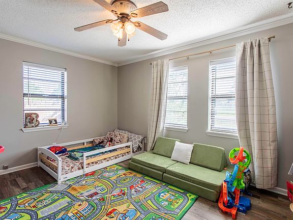 4th image of 330 Camie Dr