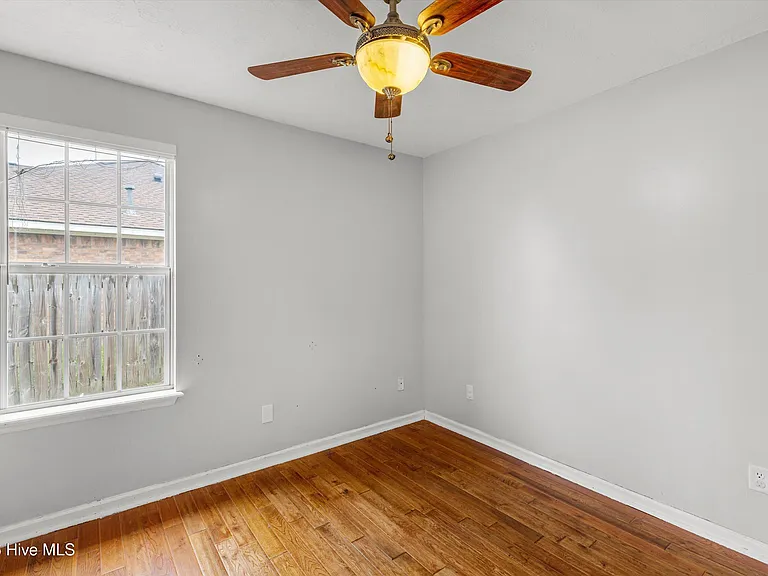 546 Jackson St — Photo 25