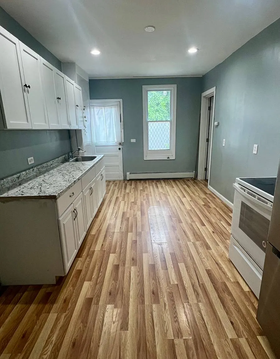 2 bed, 1.0 bath, $1,275 — Photo 2