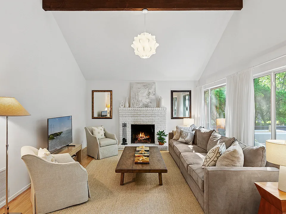 197 Treescape Dr #9D