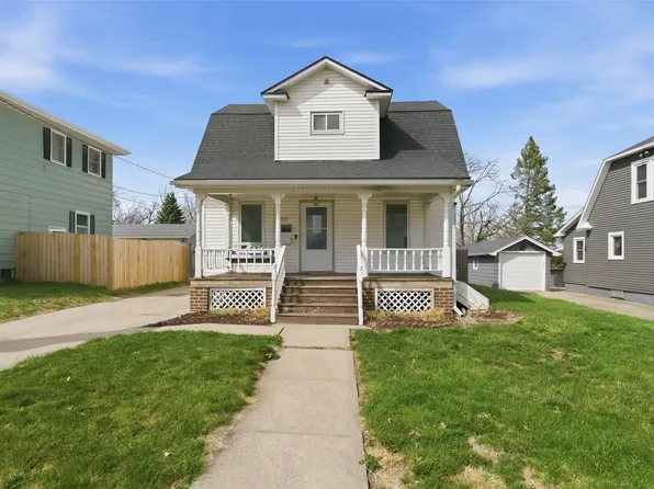 810 N 7th Ave W, Newton, IA 50208