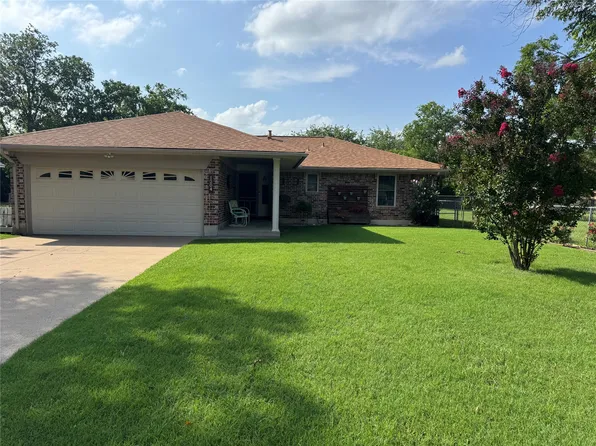 1204 Chester St, Cleburne, TX 76033