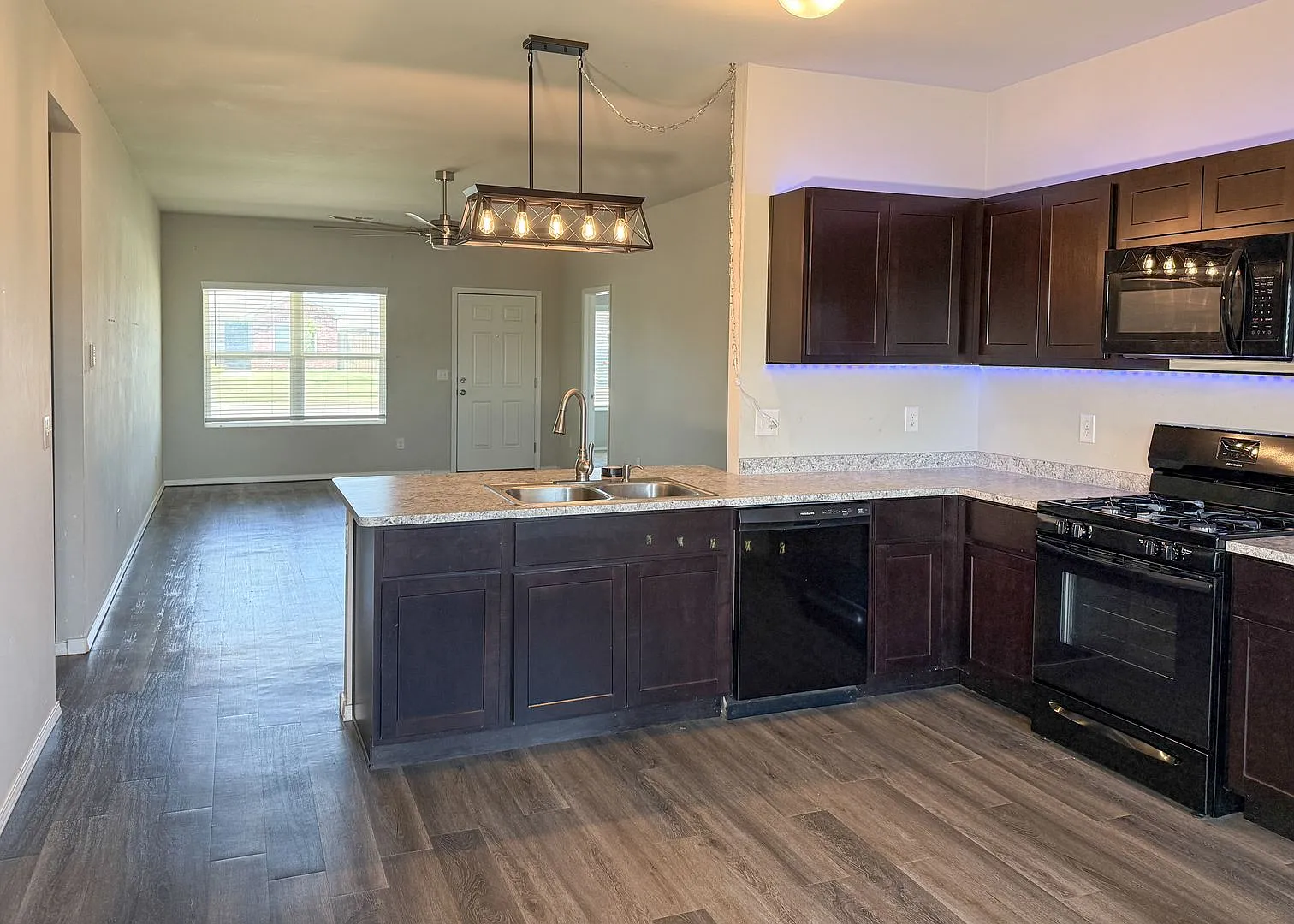 4 Bedrooms | 2 Bathrooms | 2 Car Garage | Newcastle Schools — Photo 1