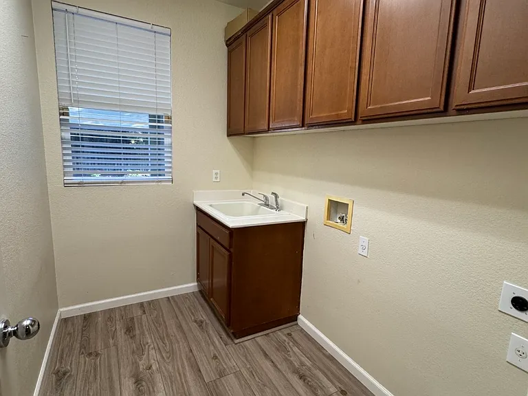 2912 Safford Ave — Photo 22
