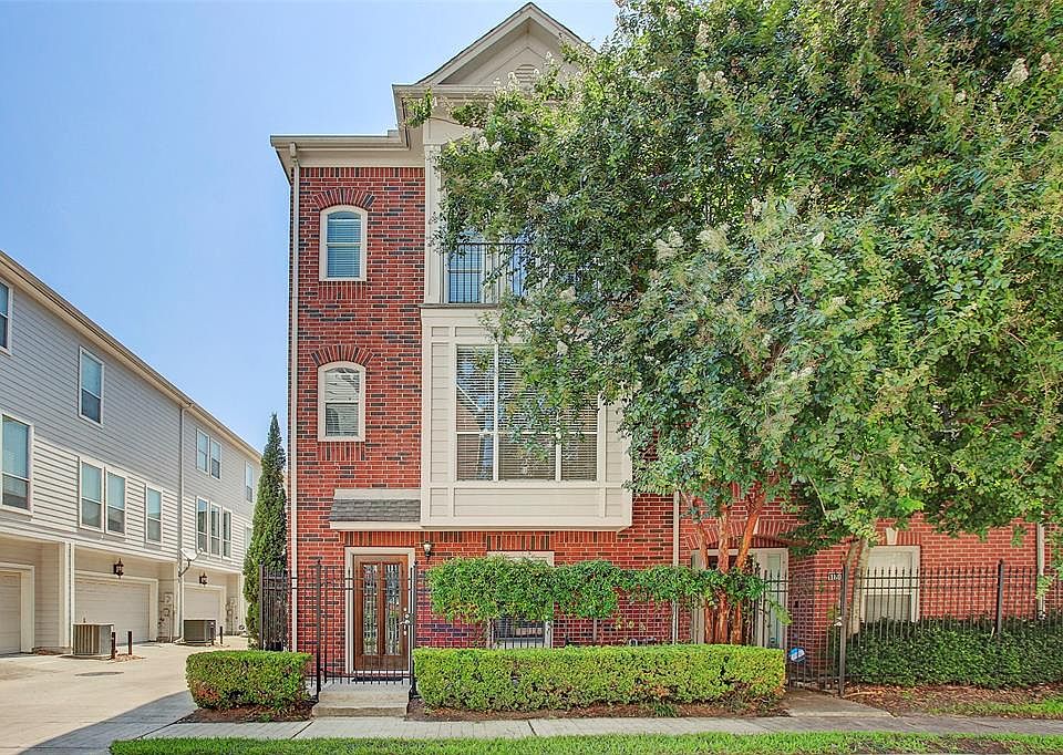 This beautiful move-in-ready townhouse in Midtown is an end unit which allows for lots of extra light. New carpet, new laminate floors, built-in shelving, and a huge master suite make this home stand-out from the rest!