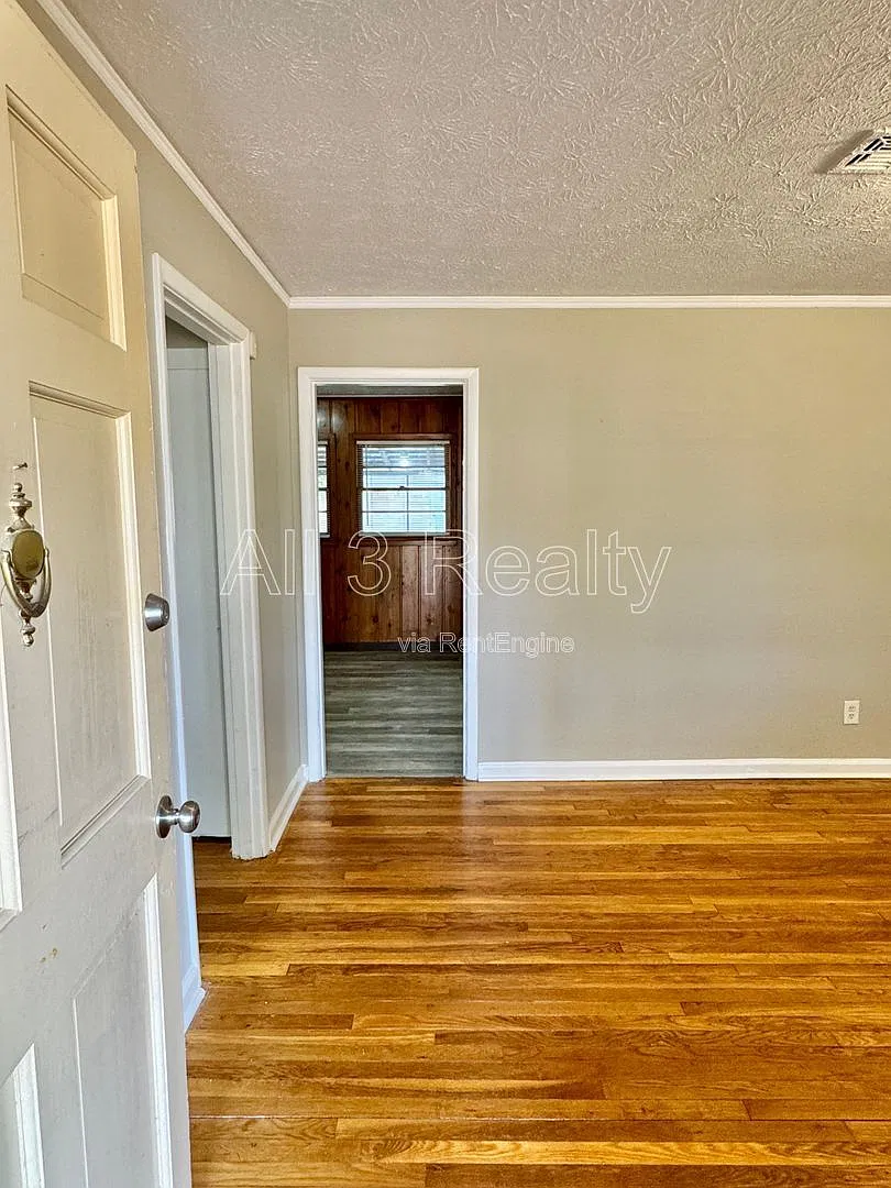 3 bed, 1.0 bath, 1127 sqft, $1,095 — Photo 2