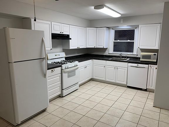 2nd image of 28 Glynn St Floor 1