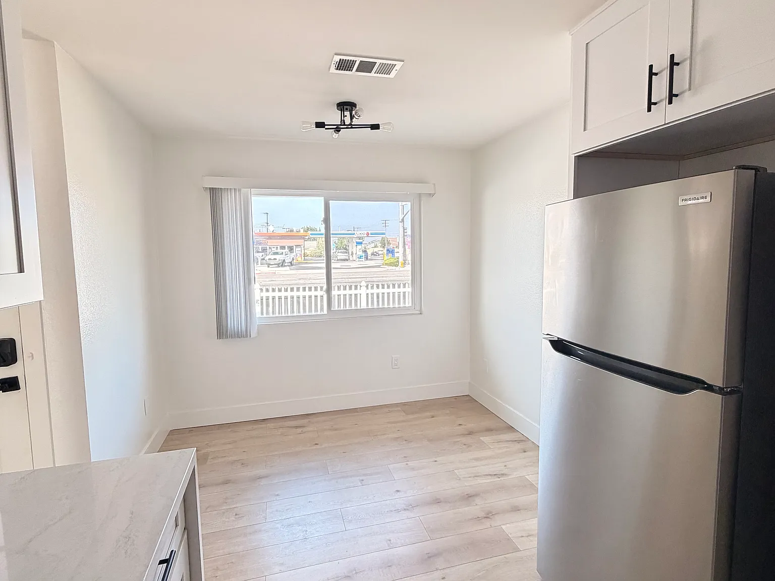 2 bed, 700 sqft, $2,995 — Photo 4