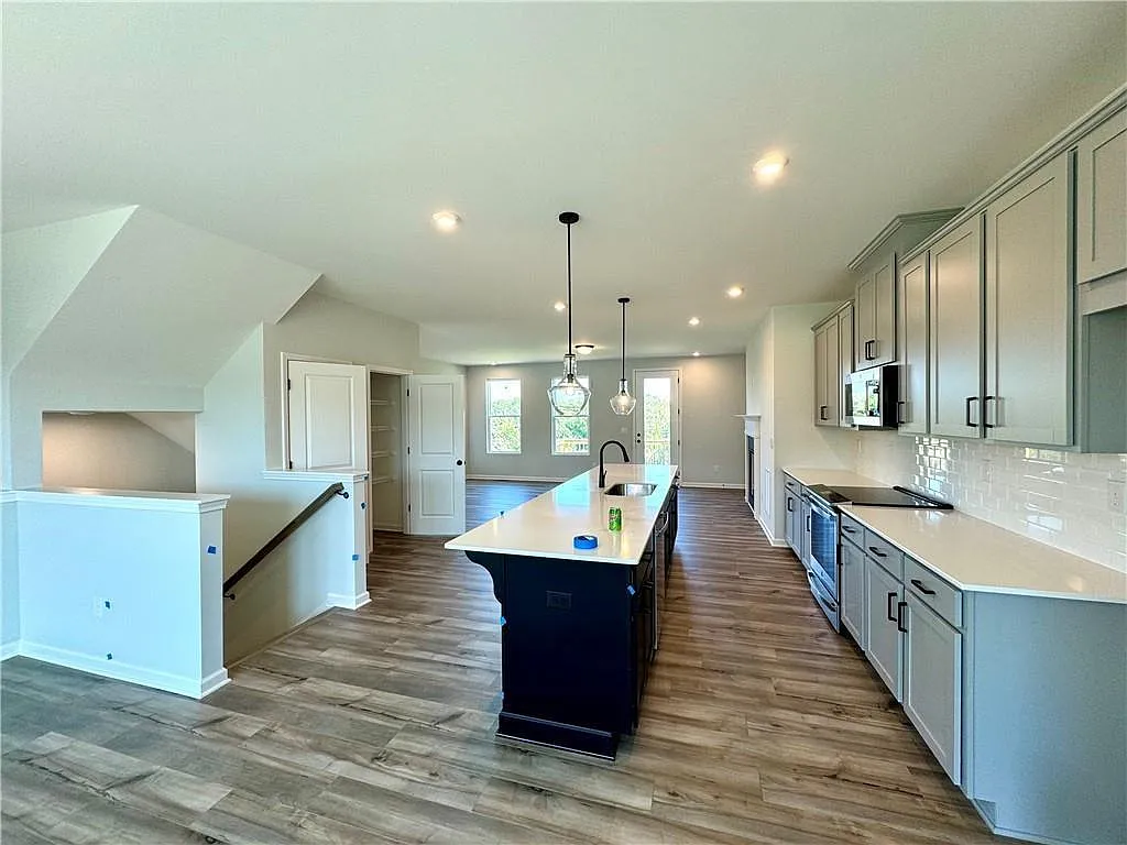 3 bed, 4.0 bath, 2425 sqft, $2,950 — Photo 2