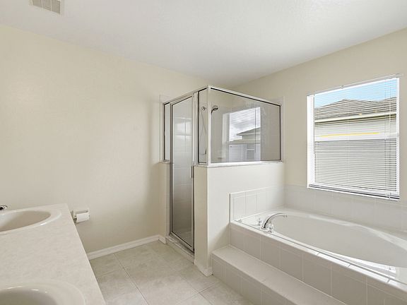 3rd image of 33 Brownstone Ln