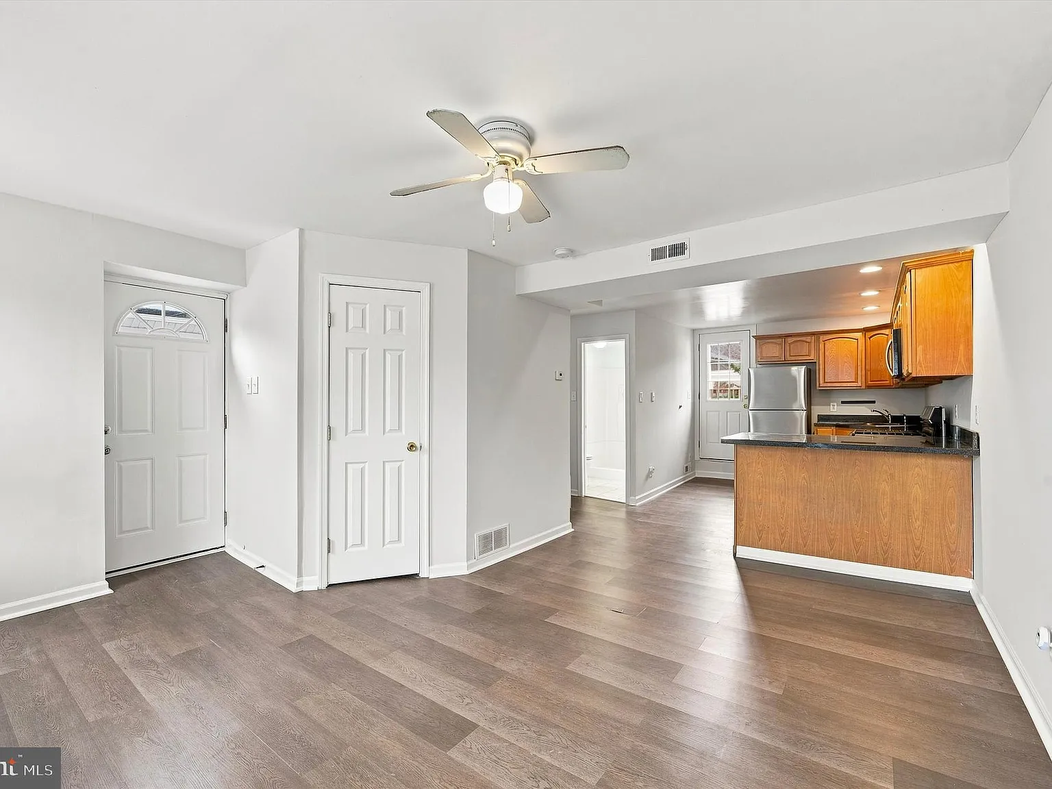 2 bed, 700 sqft, $2,300 — Photo 4