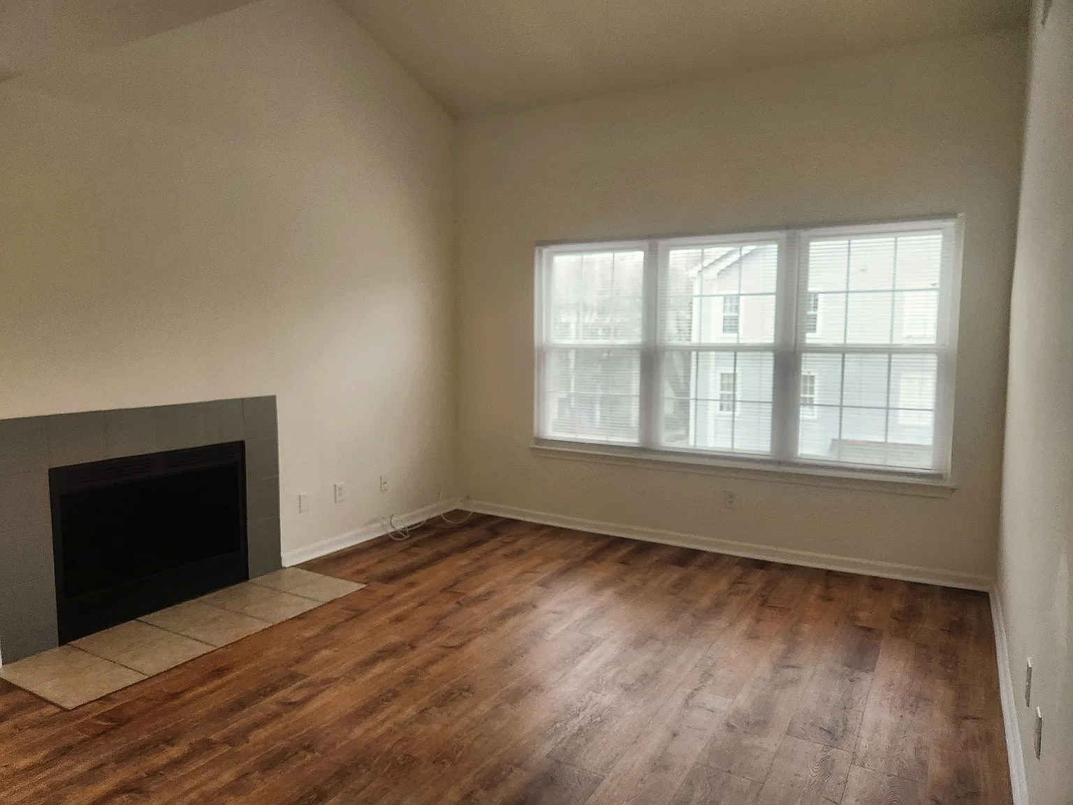 Sunlit 2BR Condo for Rent with Cathedral Ceilings & Resort-Style — Photo 3