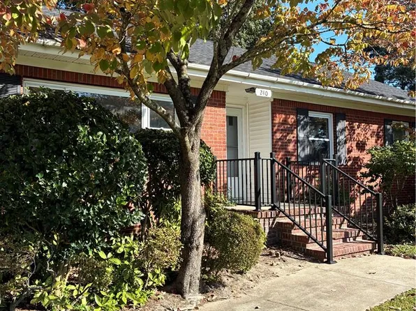 240 E McGinnis Cir, Norfolk, VA 23502