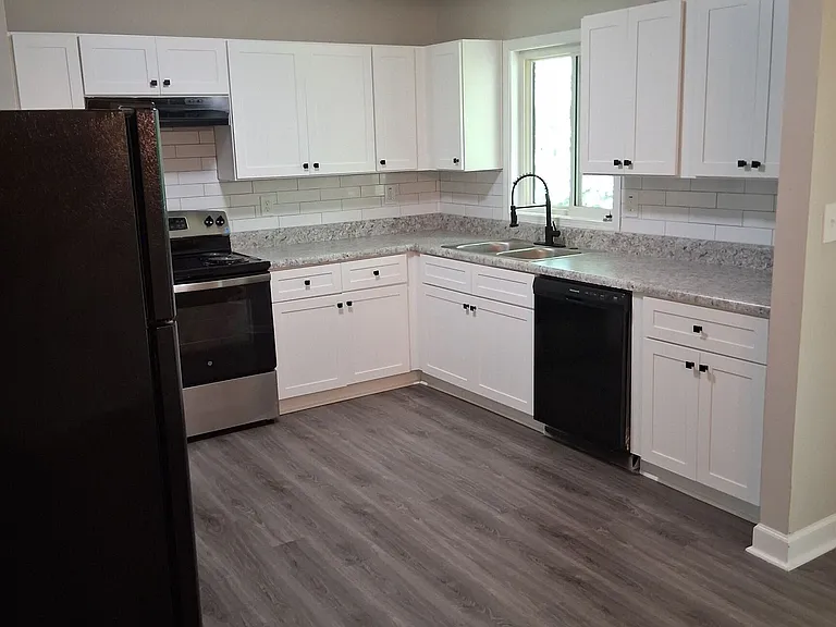 8229 Queens Dr — Photo 7