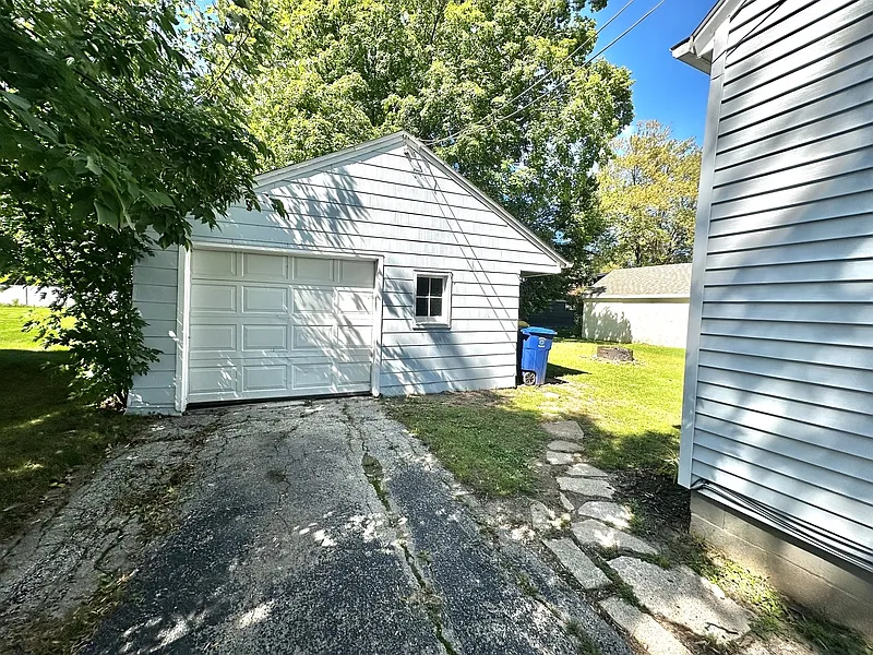 3 bed, 1.0 bath, 1089 sqft, $1,649 — Photo 4