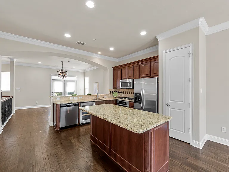 5709 Lois Ln — Photo 10